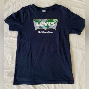 ❣️2/$25❣️ LEVI’S The Future is Green 💚🌎 men’s graphic T-shirt | SMALL